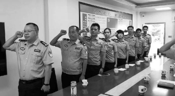 徐闻县公安局副局长吴宗波(图左)。
