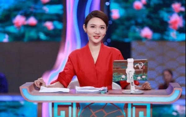 31岁央视春晚主持人龙洋火了。(图片来源:网络)