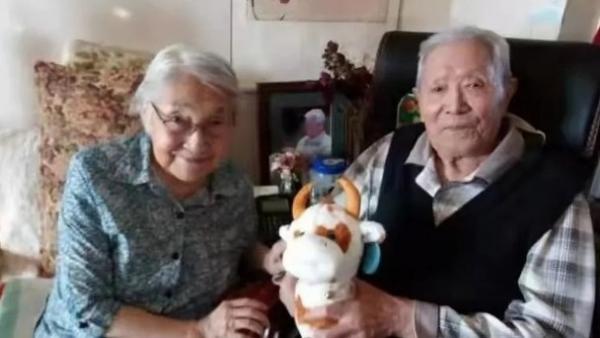 蒋彦永(右)与妻子向网民拜年。(图片来源:网络)