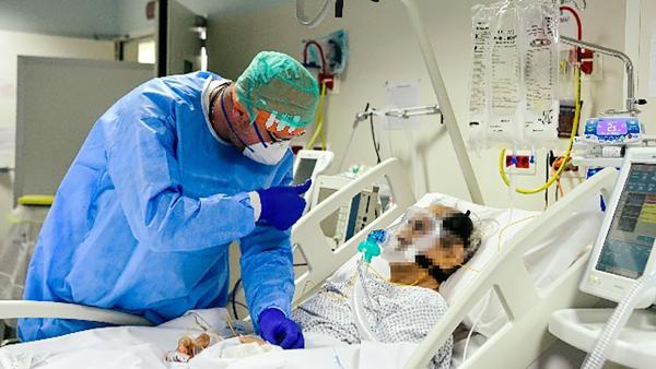 意大利医生在鼓励COVID-19患者。(PIERO CRUCIATTI/AFP/Getty Images)