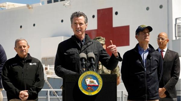 美国加州民主党籍州长加文.纽森(Gavin Newsom)(中间讲话者)。(图片来源:Carolyn Cole-Pool/Getty Images)