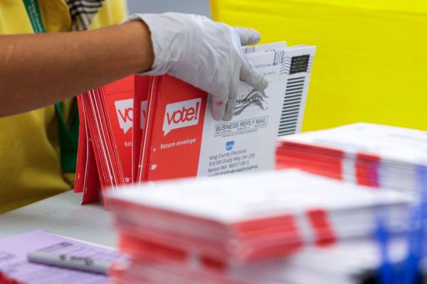 2020年美国选举期间某地的邮寄选票。(图片来源:Jason Redmond/Getty Images)