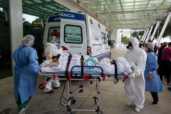 一名染疫病人被人用担架床送到医院。(MICHAEL DANTAS/AFP via Getty Images)