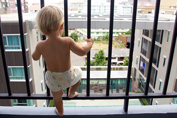 越南河内近日一名3岁女童从12楼高坠落,幸被货车司机徒手接住,保住性命。(示意图/图片来源:Pixabay)