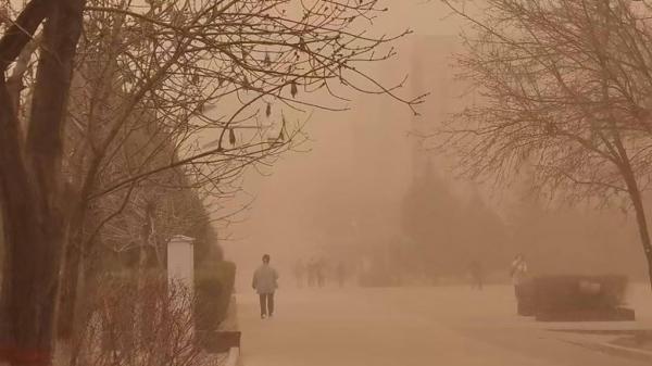近日,中国北京、内蒙古、天津等地遭遇了沙尘暴袭击。(网络截图)