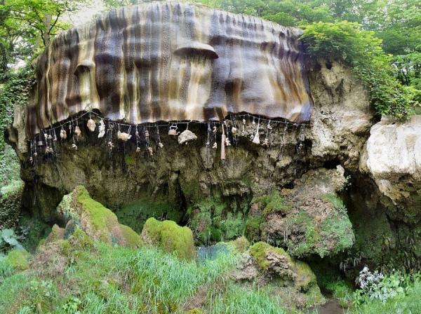 英国北约克郡的神秘的石化井。(图片来源:chris 论/维基百科/CC BY 3.0)