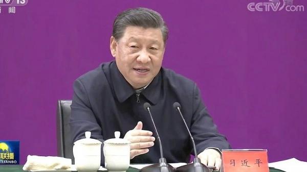 习近平在清华大学讲话时，仍然是用2个茶杯。