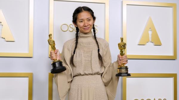 赵婷是继2010年凯萨琳毕格罗(Kathryn Bigelow)获得奥斯卡最佳导演奖之后,第2名获奖的女导演。(图片来源:Chris Pizzello-Pool/Getty Images)