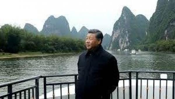 4月25日下午,习近平在漓江阳朔段考察。