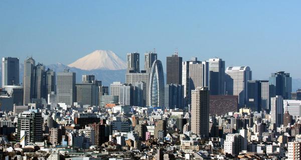 日本新宿副都心的摩天大楼群,远处山峰即为富士山(图片来源:维基百科)