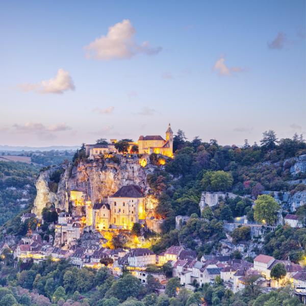 罗卡马杜尔村（Rocamadour）矗立在悬崖上，远看就像建筑在山上的城堡一般，每年吸引大量游客。（123RF）