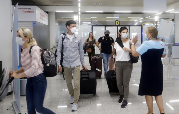 德国游客抵达西班牙。(Clara Margais/Getty Images)