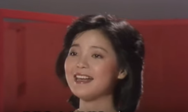 邓丽君生于1953年,年少成名。(图片来源:视频截图)