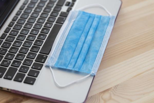 脱口罩后的错误习惯不只无法保护自己,反而可能将病毒污染周遭的环境。(图片来源:Pixabay)