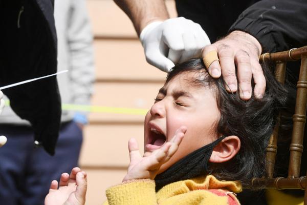做COVID-19检测前的一名印度女孩。（TAUSEEF MUSTAFA/AFP via Getty Images）