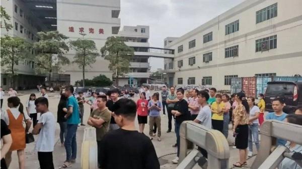 厂区内大量员工聚集。(图片来源:微博)