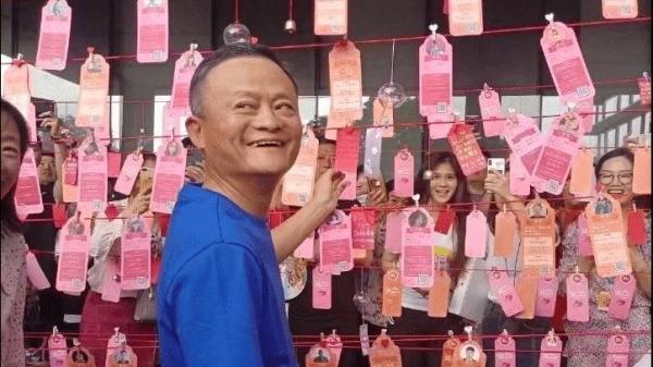 马云5月10日公开现身阿里巴巴总部,虽身形消瘦,但笑容满面。(图片来源:微博)