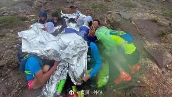 甘肃省白银市山地马拉松遇极端天气,主办方未就恶劣天气做出预警,同时救援不力,导致21人遇难。(图片来源:微博)