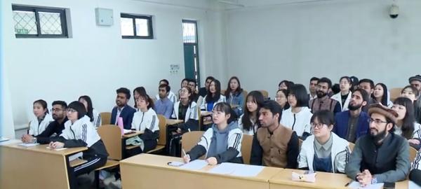河北师范大学给外籍留学生配女伴引热议。（视频截图）