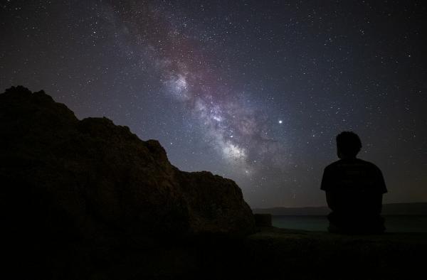 小时候Doucette对天文产生了兴趣,他想要看到星星、月亮,一切漂亮景观。(示意图/图片来源:Pixabay)