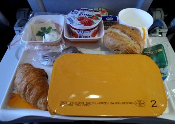 为了飞行安全,航空公司规定正副机师在工作时不能吃同样食物。飞机餐示意图。(图片来源:Pixabay)