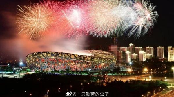 原定6月29日在北京举办的百年党庆大型文艺演出,“因故”提前一天在28日举行。(图片来源:微博)