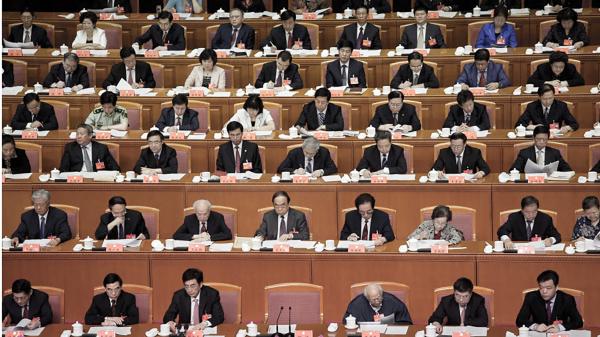 两会上的官员们（Ed Jones/AFP/GettyImages）
