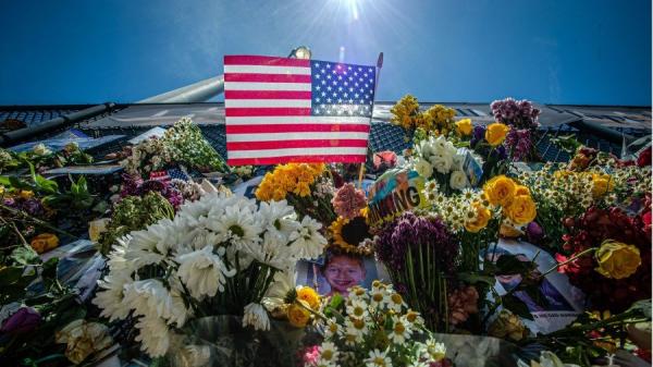 美国佛州迈阿密公寓倒塌事件的纪念墙(图片来源:GIORGIO VIERA/AFP via Getty Images)