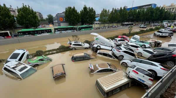 郑州城区京广隧道被洪水淹没,车中的具体死亡人数和村镇失踪死亡人数不详。(图片来源:STR/AFP/Getty Images)