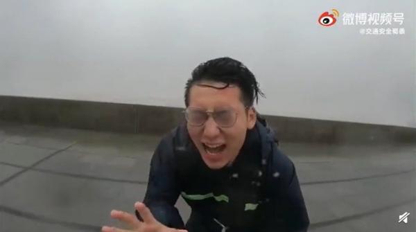 还有气象台播报员冒着大风大雨拍摄视频。(图片来源:微博截图)