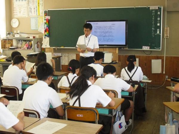 日本八代市立八千把小学的学生们正在上道德课。(图:八代市立八千把小学官网)