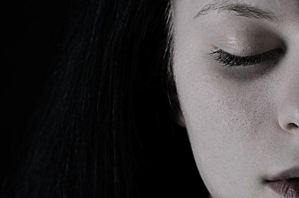 她无法想像,所有的幸福就这么灰飞烟灭了。(图片来源:Pixabay)