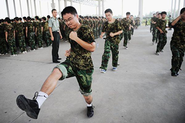 四川大学2021年的军训出现了大量举报现象,引发舆论关注。图为2010年8月5日,安徽合肥某军事基地,学生在军训中。( 图片来源:STR/AFP via Getty Images )