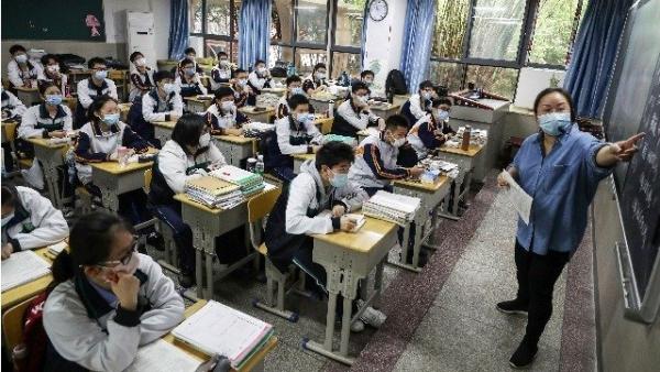 据财新报导,中国教培相关从业者或达百万左右。(图片来源:STR/AFP via Getty Images)