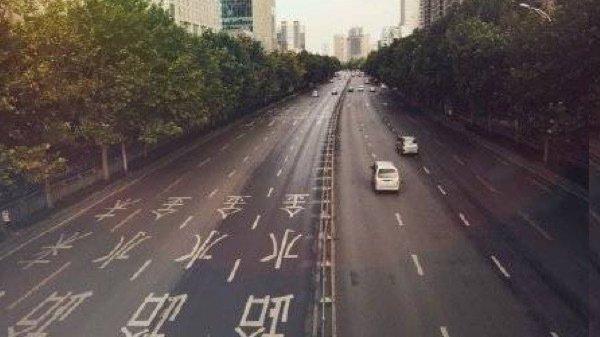 河南暴雨后各地都在积极抢险救灾,然而郑州竟第一动作在主干道修花坛。(图片来源:微博)