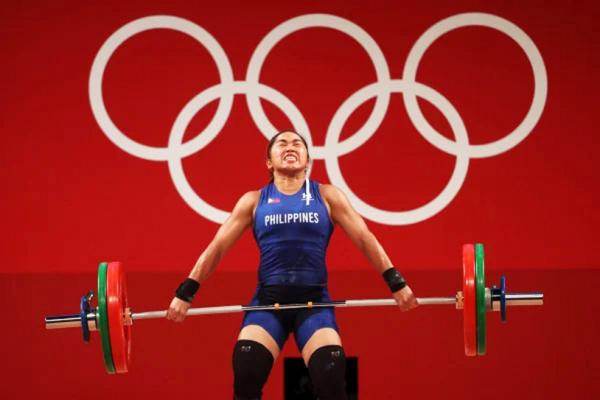 菲律宾30岁的女子举重选手迪亚斯,夺得55KG举重冠军。(Chris Graythen/Getty Images)
