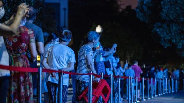 2021年8月3日,武汉市居民排队检测 Covid-19 冠状病毒。(图片来源:STR/AFP via Getty Images)