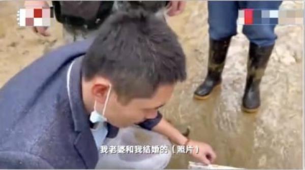 一名在外地工作的金姓男子在这次洪灾中痛失5名至亲,其中包括她妻子肚中8个月大的未曾见过面的孩子。。(图片来源:视频截图)