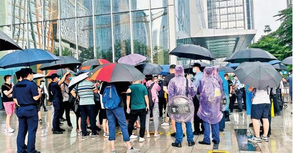 9月14日,维权群众聚集在恒大深圳总部。(NOEL CELIS/AFP VIA GETTY IMAGES)