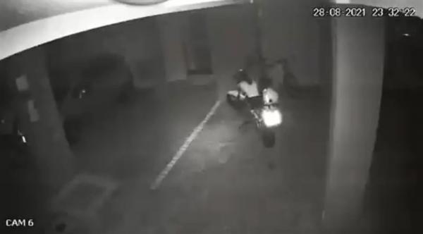 档车遇到墙壁自行转弯。(图/翻摄自@antoniofrreira_推特)