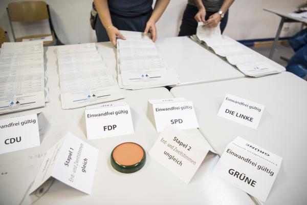 9月26日,德国大选中工作人员正在统计选票。(Steffi Loos/Getty Images)