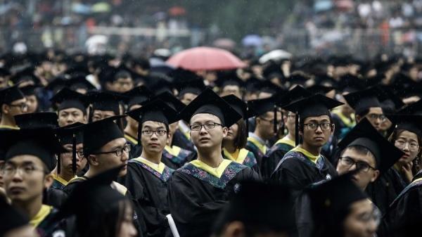 人生路上大学生们在观望、在思考。(图片来源:Getty Images)