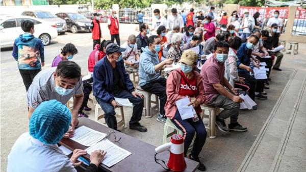 民众在等待接种疫苗 （ 图片来源：Getty Images）