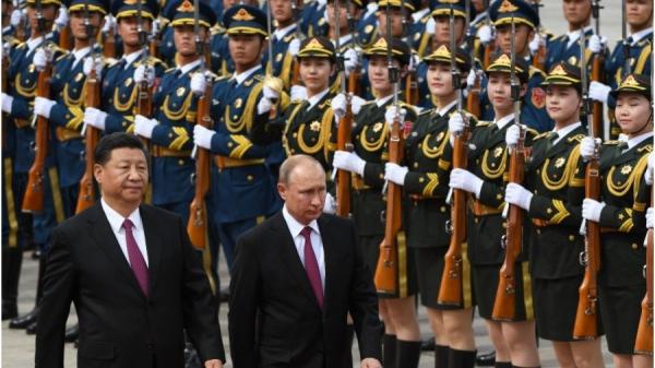 中国国家主席习近平与俄罗斯总统普京在北京一起检阅军事仪仗队。(图片来源: Getty Images)