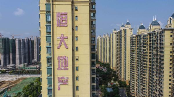 这张于 2021年9月17日拍摄的航拍照片显示了中国房地产开发商恒大在中国东部江苏省淮安的住宅区。(图片来源:STRAFP via Getty Images)