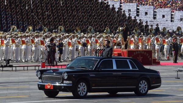 2015年9月3日中国国家主席习近平在北京天安门广场举行的阅兵式上检阅部队。 (图片来源:GREG BAKER/AFP via Getty Images)