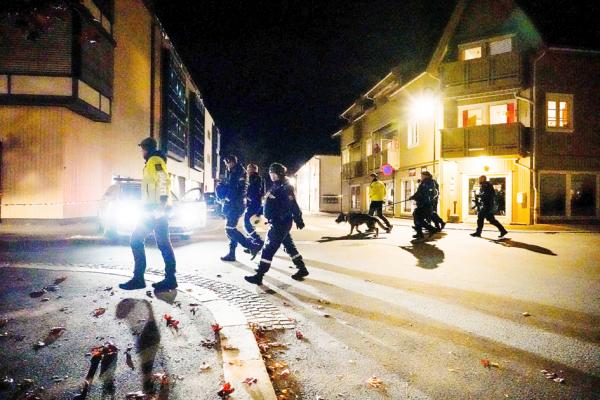 挪威警方封锁了案发地点。(HAKON MOSVOLD LARSEN/NTB/AFP via Getty Images)