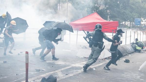 香港警察在2019年11月18日在香港理工大學暴力追逐示威者。(图片来源:Getty Images)