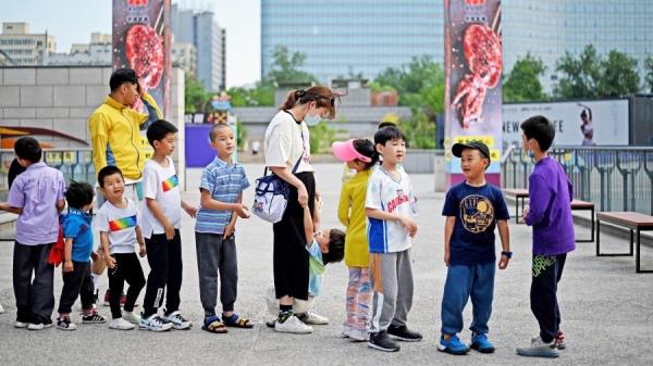小孩子放学等家长接(图片来源:NOEL CELIS/AFP via Getty Images)