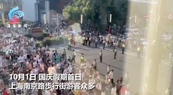 武警在上海南京步行街拉人墙。(图片来源:微博)